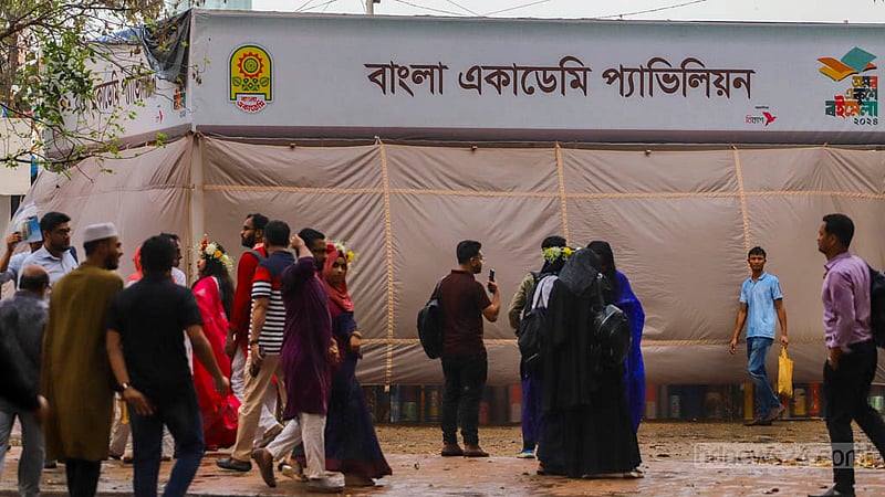 বইমেলায় বৃহস্পতিবার বিকালে বৃষ্টি শুরু হলে অনেক স্টল ত্রিপল দিয়ে ঘিরে রাখতে দেখা যায়।