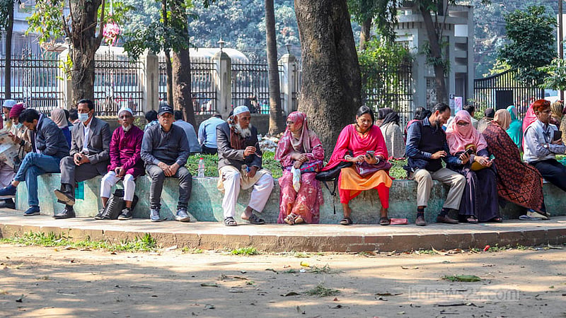 ঢাকা বিশ্ববিদ্যালয়ে শুক্রবার মেডিকেল ভর্তি পরীক্ষা চলাকালে গাছতলায় জিরিয়ে নিচ্ছিলেন দূর থেকে আসা অনেক অভিভাবক।