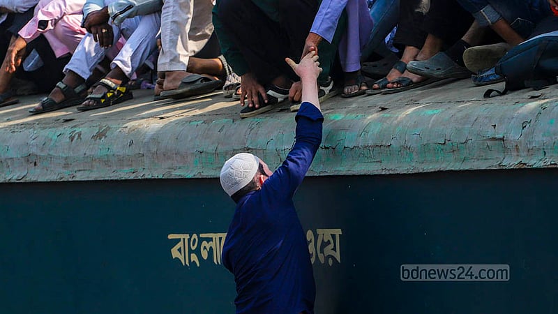 বিশ্ব ইজতেমার আখেরি মোনাজাত শেষে টঙ্গী রেল স্টেশনে রোববার সকালে ঢাকাগামী ট্রেনের ছাদে একজনকে টেনে ওঠানোর চেষ্টা।