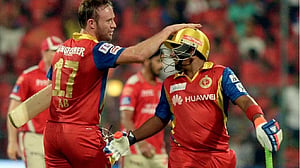 সারফারাজকে নিয়ে গর্বিত ডি ভিলিয়ার্স