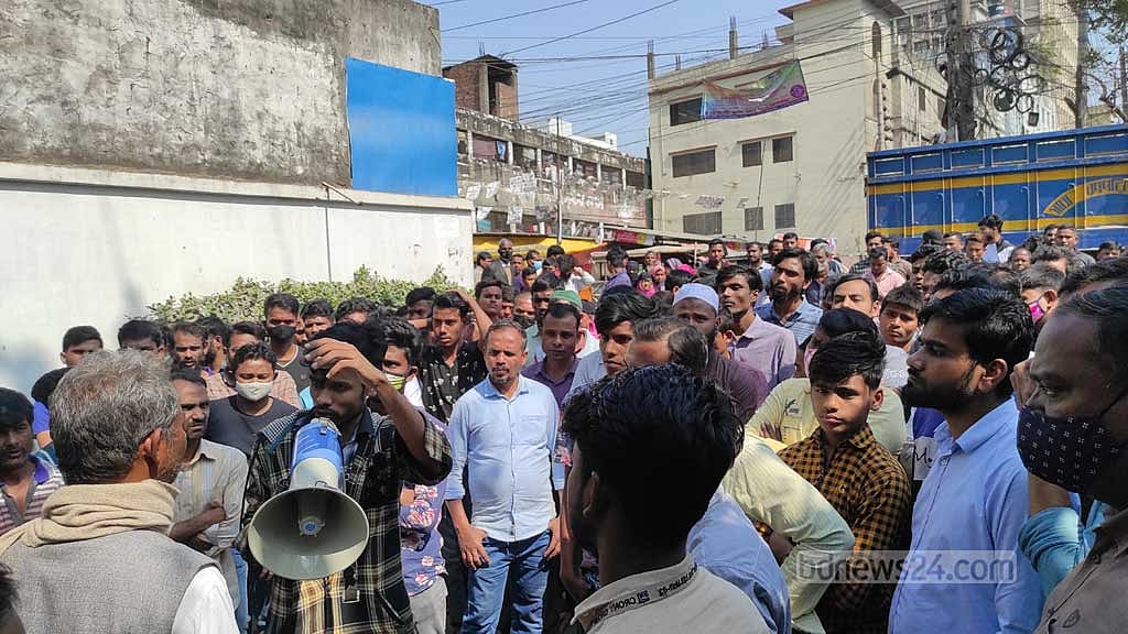 বকেয়া বেতন: নারায়ণগঞ্জে শ্রমিক বিক্ষোভ
