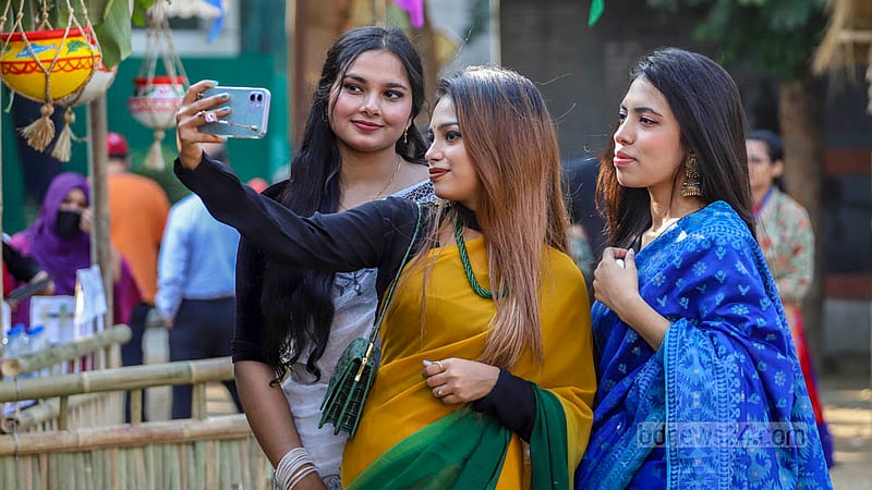 বাংলাদেশ শিল্পকলা একাডেমিতে জাতীয় পিঠা উৎসবে এসে পিঠা খাওয়ার পাশাপাশি ছবিও তোলেন অনেকে।