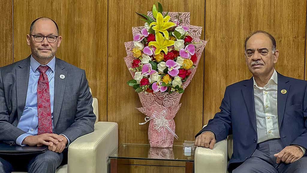 যেখানে সুবিধা হবে, সেখান থেকেই বিমান কিনব, হাসের সঙ্গে বৈঠকের পর মন্ত্রী