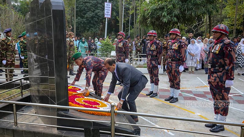 বিডিআর বিদ্রোহের ১৫ বছর পূর্তিতে রোববার বনানী সামরিক কবরস্থানে নিহতদের কবরে শ্রদ্ধা জানান স্বরাষ্ট্র মন্ত্রণালয়ের সচিব মোস্তাফিজুর রহমান এবং বিজিবি মহাপরিচালক মোহাম্মদ আশরাফুজ্জামান সিদ্দিকী।