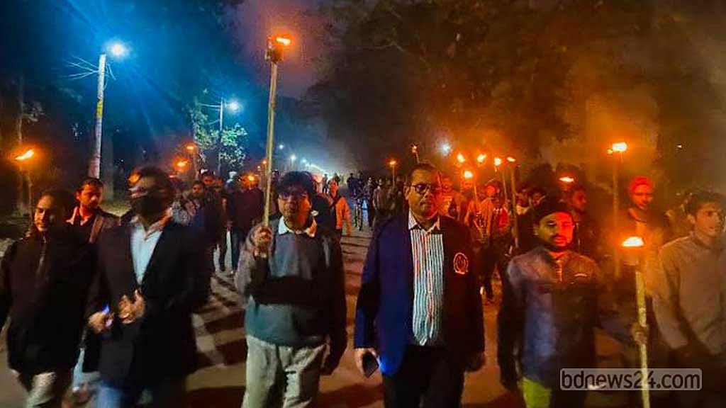 জাবিতে ধর্ষণ: মশাল মিছিল শেষে উপাচার্য ও শিক্ষার্থীদের বিতণ্ডা