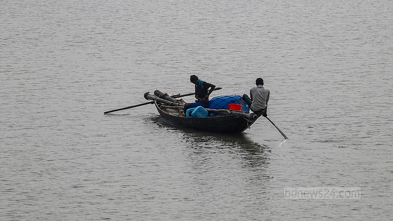 দাকোপের সুতারখালী নদীতে ছোট নৌকায় নিষিদ্ধ জাল নিয়ে রেণু শিকারে যাচ্ছেন দুজন।
