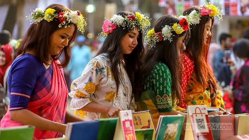 প্রকৃতিতে ফাল্গুনের আগমনী বার্তা জানান দিচ্ছে ষড়ঋতুর শেষ ঋতু বসন্ত দুয়ারে। পঞ্জিকার পাতায় এক দিন বাকি থাকলেও মঙ্গলবার অনেকের বাসন্তী সাজ রঙিন করে তোলে বইমেলাকে।