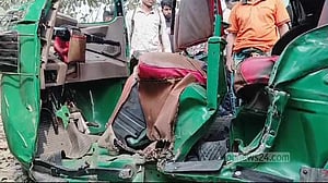সিরাজগঞ্জে বাসের সঙ্গে অটোরিকশার সংঘর্ষে মা-মেয়ের মৃত্যু