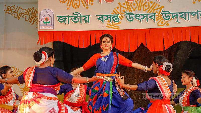 ঢাকা বিশ্ববিদ্যালয়ের চারুকলার বকুলতলায় বুধবার সকালে বসন্ত উৎসবে শিল্পীদের নৃত্য পরিবেশনা।
