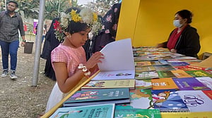 রঙিন মলাটেই আগ্রহ শিশুদের