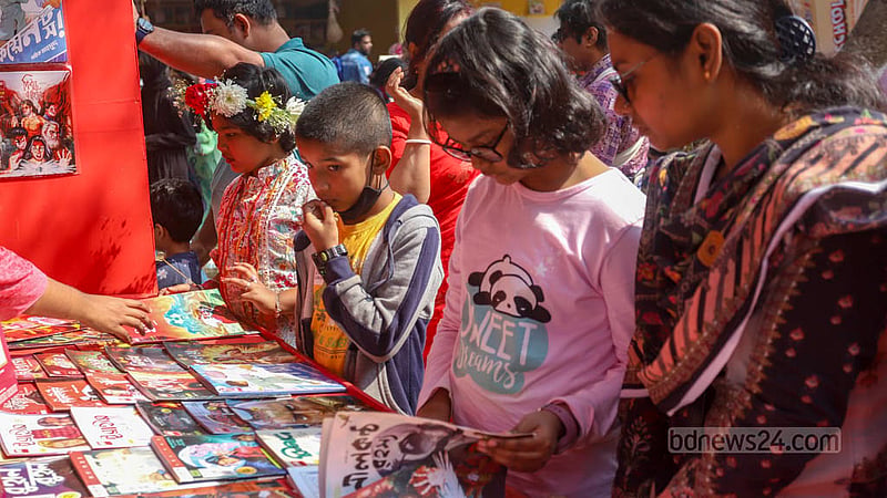 একুশে বইমেলায় শুক্রবার শিশুপ্রহরে স্টলগুলোতে ভিড় করে শিশুরা।