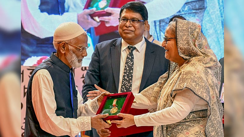 প্রধানমন্ত্রী শেখ হাসিনার হাত থেকে একুশে পদক নেন চাঁপাইনবাবগঞ্জের দই বিক্রেতা&amp;nbsp; মো. জিয়াউল হক। সমাজসেবায় অবদানের জন্য তাকে এ পুরস্কার দেয়া হয়।