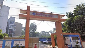 পচা গন্ধ পেয়ে দরজা ভেঙে মিলল স্বামী-স্ত্রীর লাশ