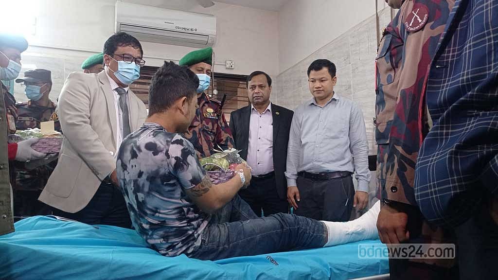 চিকিৎসাধীন মিয়ানমারের বিজিপির সদস্যের পাশে বিজিবি প্রধান