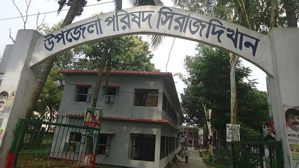 মুন্সীগঞ্জে ৬ ছাত্রীর চুল কাটলেন শিক্ষিকা