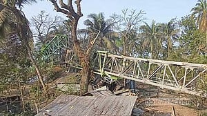 স্টিল সাইলো নির্মাণ কাজে ব্যবহৃত ক্রেন উপড়ে বসতিতে