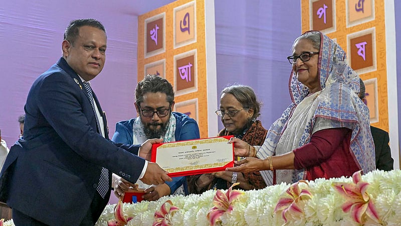 বঙ্গবন্ধু বিষয়ক গবেষণায় ২০২৩ সালের বাংলা একাডেমি পুরস্কার পেয়েছেন মজিবুর রহমান। প্রধানমন্ত্রী শেখ হাসিনার হাত থেকে বৃহস্পতিবার এ পুরস্কার নেন তিনি।