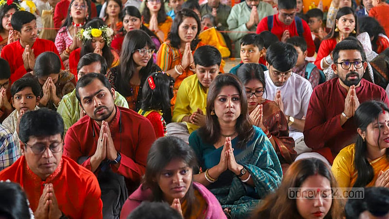 ঢাকা বিশ্ববিদ্যালয়ের জগন্নাথ হলের মণ্ডপে সরস্বতীর পূজায় প্রার্থনারত সনাতন ধর্মালম্বীরা।