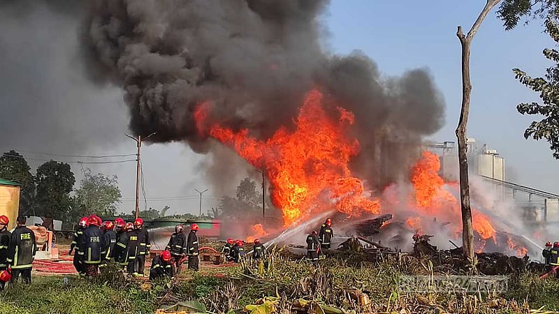 নারায়ণগঞ্জ নগরীর বরফকল এলাকায় বিআইডব্লিউটিএর গুদামে লাগা আগুন নিয়ন্ত্রণে চেষ্টায় ফায়ার সার্ভিস।