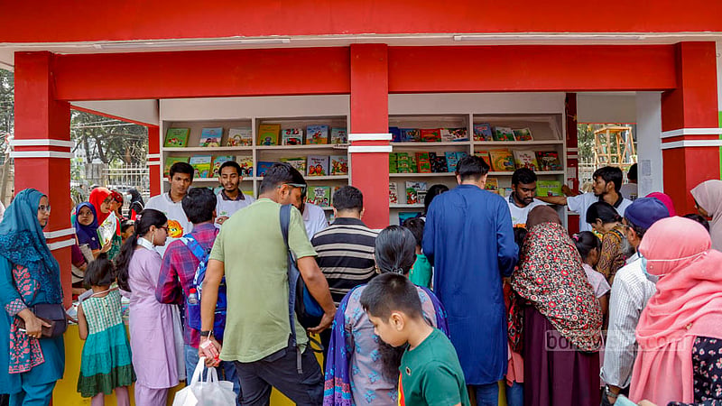একুশে বইমেলায় শনিবার শেষ শিশুপ্রহরে স্টলগুলোতে ভিড় শিশু ও অভিভাবকদের।