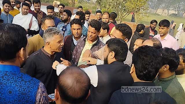 শহীদ মিনারে ফুল দেওয়া নিয়ে পাবনা বিশ্ববিদ্যালয়ে হাতাহাতি