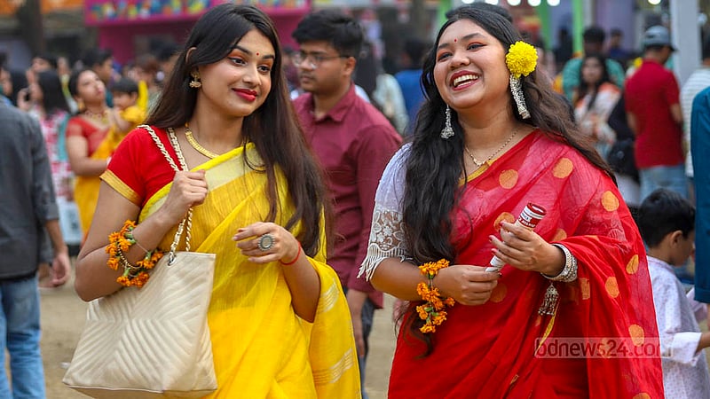 লাল শাড়িতে মাথায় ফুলের রিং, কারও পরনে বাসন্তী রঙের শাড়ি, হাতে বই-এমনই ছিল পুরো মেলা প্রাঙ্গণ।