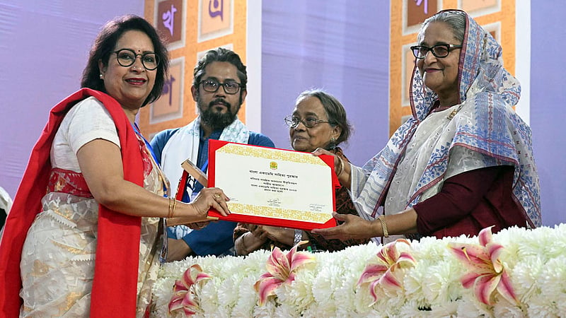 একুশে বইমেলার উদ্বোধন অনুষ্ঠানে বৃহস্পতিবার প্রধানমন্ত্রী শেখ হাসিনার কাছ থেকে পুরস্কার নেন কবি শামীম আজাদ। কবিতা বিভাগে এবার স্বাধীনতা পুরস্কারের জন্য নির্বাচিত হন তিনি।