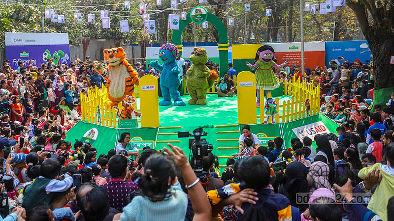 একুশে বইমেলায় শুক্রবার শিশুপ্রহরে সিসিমপুরের চরিত্র হালুম, টুকটুকি, শিখু, ইকরিদের সঙ্গে আনন্দে মাতে ছোটরা।
