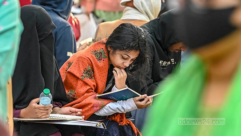 এমবিবিএস ভর্তি পরীক্ষা দিতে এসে ঢাকা বিশ্ববিদ্যালয়ের কলাভবন কেন্দ্রে বাইরে বইয়ের পাতায় চোখ বুলাচ্ছেন শিক্ষার্থীরা।