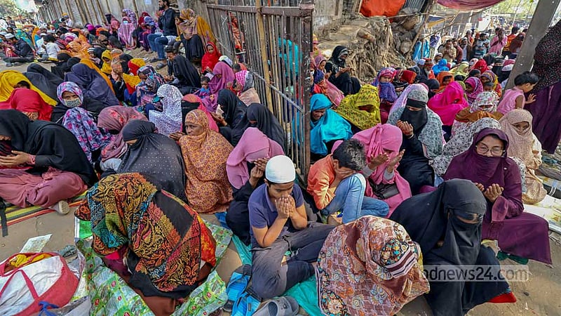 টঙ্গীর তুরাগ তীরে রোববার বিশ্ব ইজতেমার আখেরি মোনাজাতে অংশ নেন নারীরাও।