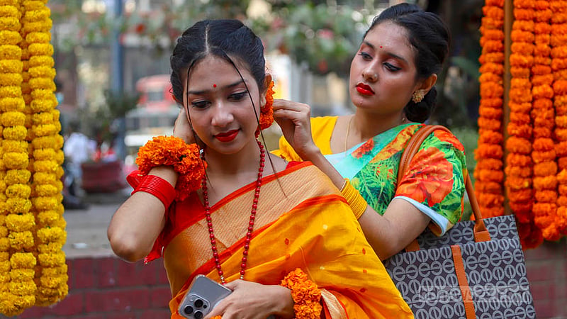 পহেলা ফাল্গুন ও বিশ্ব ভালোবাসা দিবস আসতে একদিন বাকি; তার আগেই ফাগুনের সাজ নিতে মঙ্গলবার শাহবাগে ফুল কেনেন অনেক নারী।