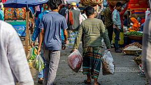 পলিথিন যে নিষিদ্ধ, সেটাই ‘ভুলেছে’ মানুষ