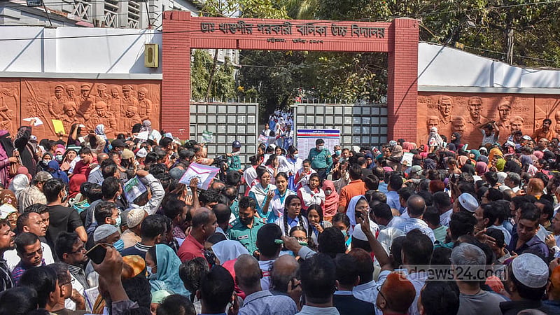 এসএসসি পরীক্ষার প্রথম দিন বৃহস্পতিবার চট্টগ্রামের ডা. খাস্তগীর সরকারি বালিকা উচ্চ বিদ্যালয় কেন্দ্রে পরীক্ষা দিয়ে বেরিয়ে আসছেন শিক্ষার্থীরা। স্কুল গেইটের সামনে অভিভাবকদের উপচেপড়া ভিড়।