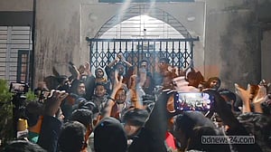 এমসি কলেজে বিক্ষোভ, অধ্যক্ষ অবরুদ্ধ ৪ ঘণ্টা