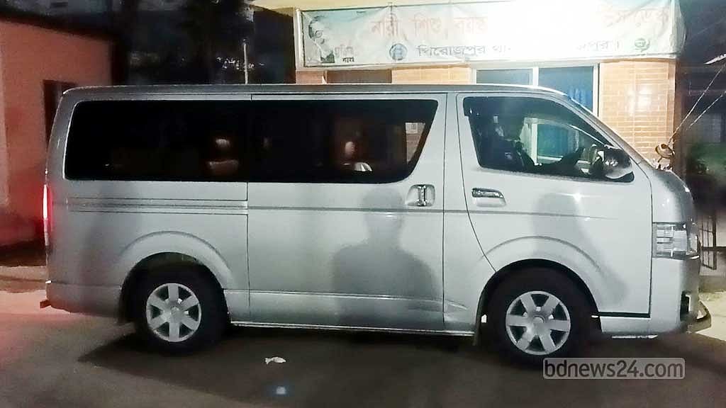 পিরোজপুরে কলেজ ছাত্রীকে 'তুলে নিয়ে যাওয়ার' সময় উদ্ধার, আটক ২