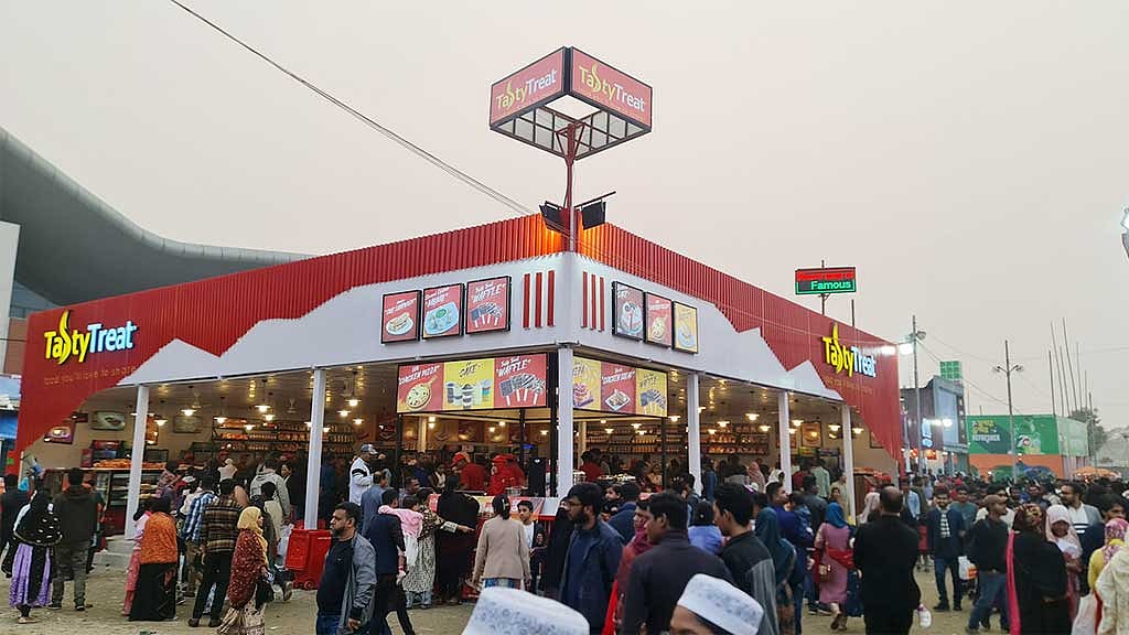 বাণিজ্য মেলায় সুলভে মিলছে টেস্টি ট্রিট, মিঠাই ও ফ্রাই বাকেটের খাবার