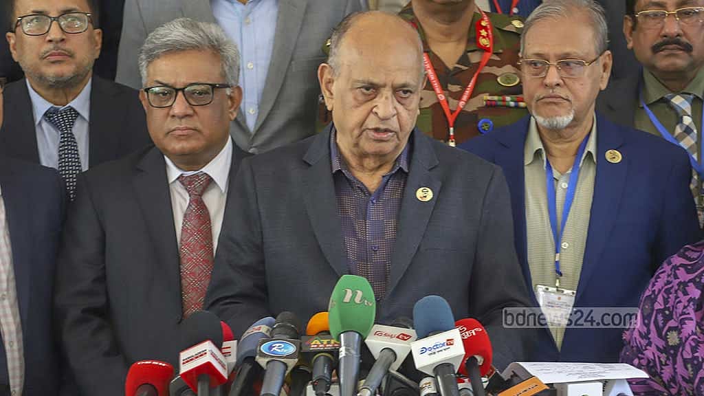 আমি ডাক্তার বানাব সুন্দরভাবে: কেন্দ্র পরিদর্শনে গিয়ে স্বাস্থ্যমন্ত্রী