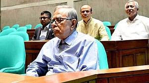 গ্যালারি থেকে সংসদ অধিবেশন দেখলেন সাবেক রাষ্ট্রপতি হামিদ
