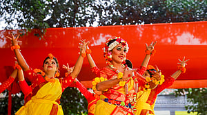 বকুলতলায় ঋতুরাজকে বরণ