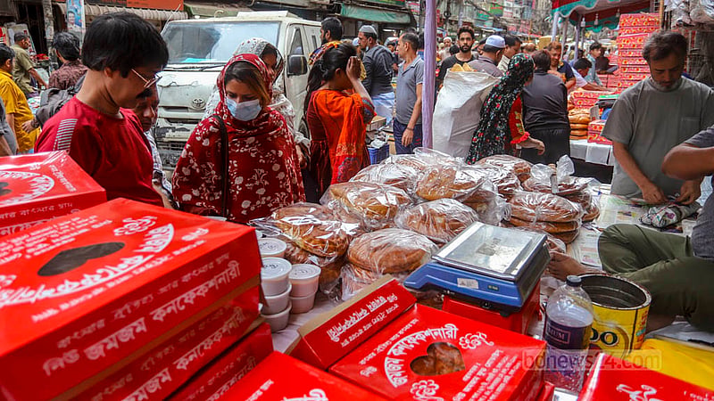 শবে বরাত উপলক্ষে নকশাদার পাউরুটি কিনতে চকবাজারের সড়কের পাশের দোকানে ভিড়।