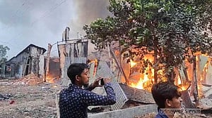 ১৮টি বসতঘর, ৪টি ঝুটের গুদাম পুড়িয়ে থামল কোনাবাড়ির আগুন