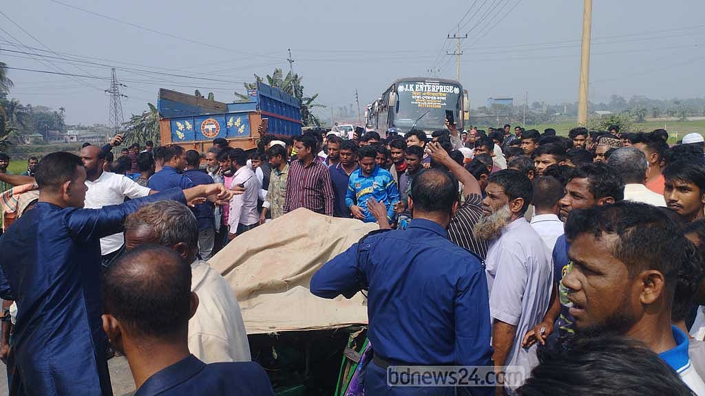 ‘অটোরিকশাটি একটি গাড়িকে পাশ কাটাতে গিয়ে বাসের সামনে পড়ে’