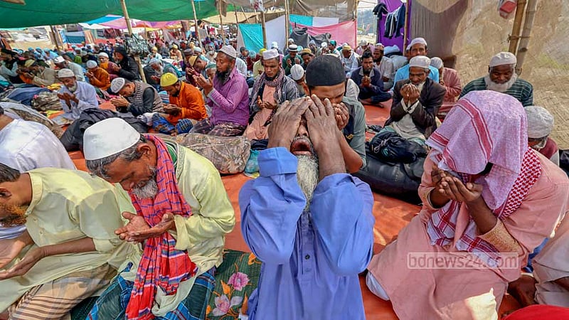 টঙ্গীর তুরাগ তীরে রোববার বিশ্ব ইজতেমার দ্বিতীয় পর্বের আখেরি মোনাজাতে অংশ নেন তাবলিগ জামাতের অনুসারীরা।