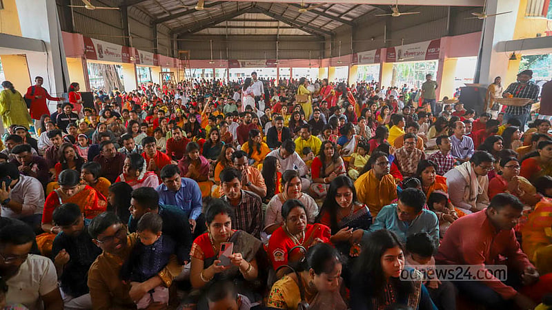 ঢাকা বিশ্ববিদ্যালয়ের জগন্নাথ হলের মণ্ডপে বিদ্যার দেবী সরস্বতীর পূজায় সনাতন ধর্মালম্বীরা।