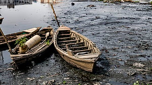 বুড়িগঙ্গার পানি বেশি কালো নাকি মাটি?