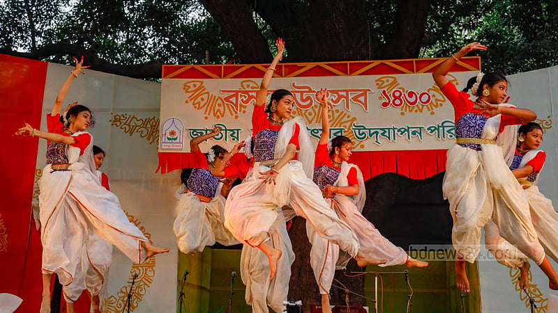 ঢাকা বিশ্ববিদ্যালয়ের চারুকলার বকুলতলায় বুধবার সকালে বসন্ত উৎসবে শিল্পীদের নৃত্য পরিবেশনা।