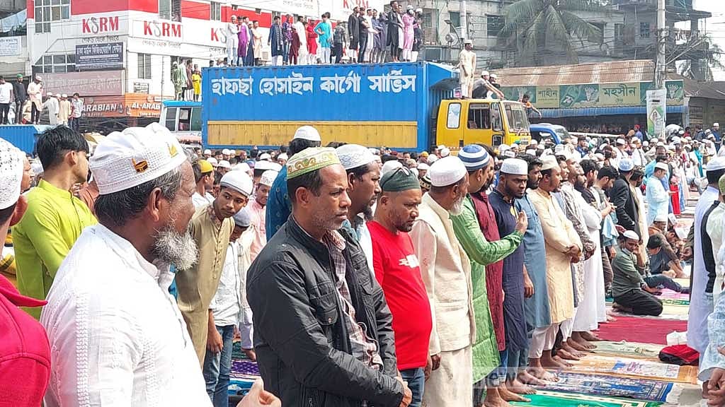 ইজতেমা মাঠের জুমায় লাখো মানুষ