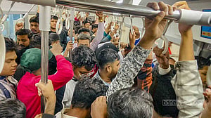 বৈদ্যুতিক গোলযোগে অচল মেট্রোরেল, ভোগান্তিতে যাত্রীরা