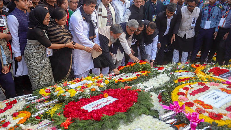 আন্তর্জাতিক মাতৃভাষা দিবসে ঢাকা বিশ্ববিদ্যালয়ের পক্ষ থেকে উপাচার্য এ এস এম মাকসুদ কামাল কেন্দ্রীয় শহীদ মিনারে ফুল দিয়ে শ্রদ্ধা নিবেদন করেন।