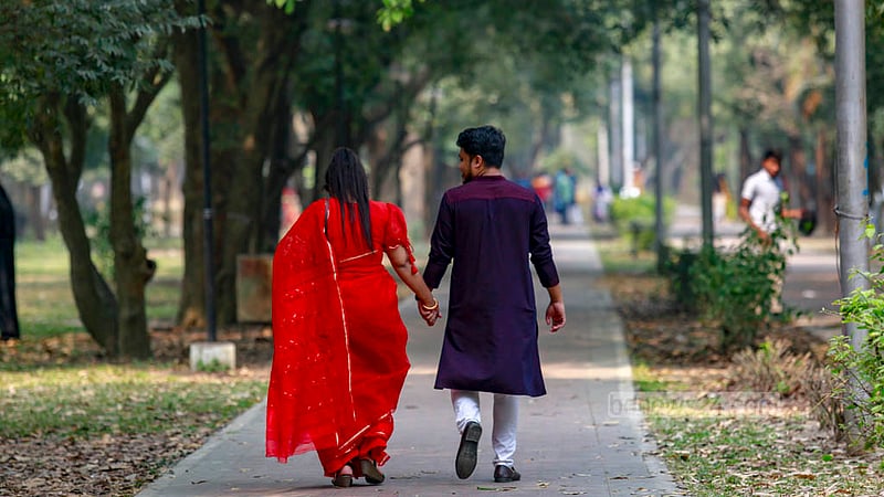 ভালোবাসা দিবস উদযাপনে লাল পোশাকের অনেক যুগলকে দেখা গেছে হাতে হাত রেখে ঘুরে বেড়াতে।